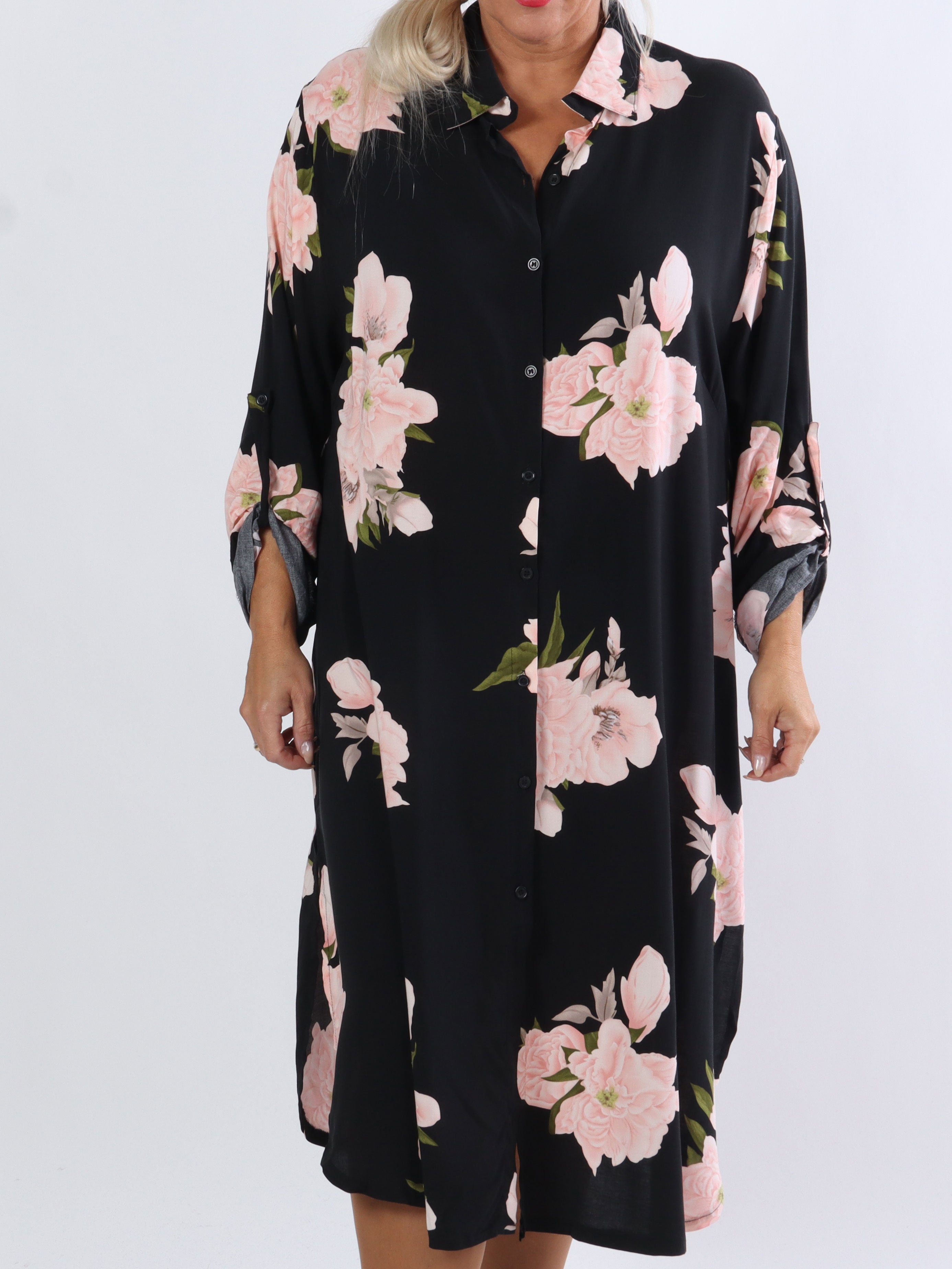 Maida - Sort plus size skjortekjole med blomster
